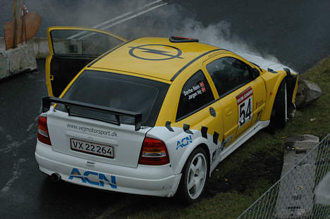 For andet år i træk endte Jørgen Vejs deltagelse i Tvilum-Scanbirk Rallyshow 2007 efter et hårdt møde med en af de betonklodser, som afgrænsede banen.